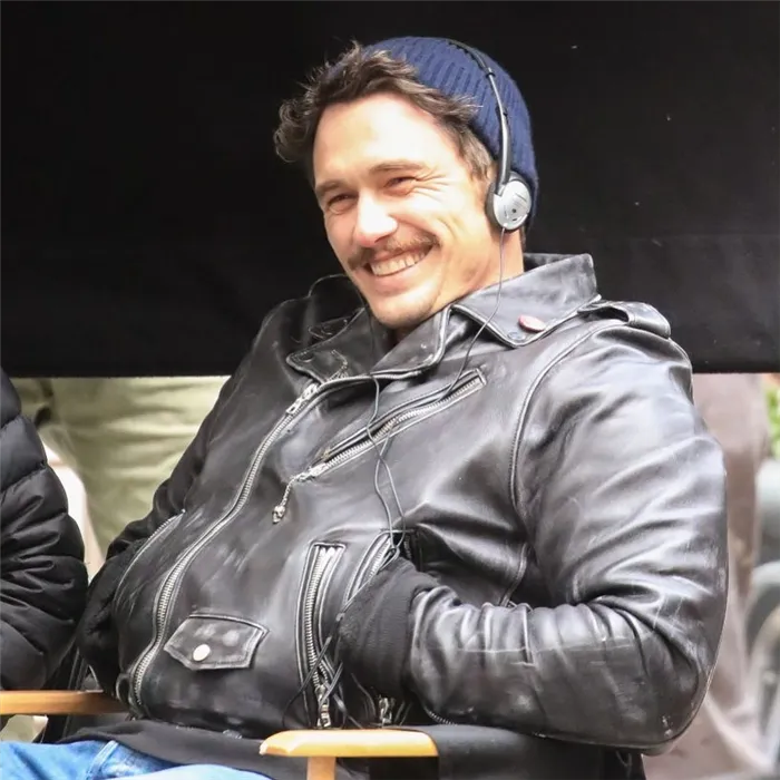 Актер Джеймс Франко носит наушники.