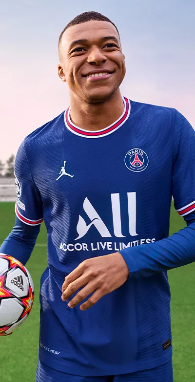 EA Sports, официально лицензированный продукт FIFA 22, Мбаппе улыбается футбольному мячу.