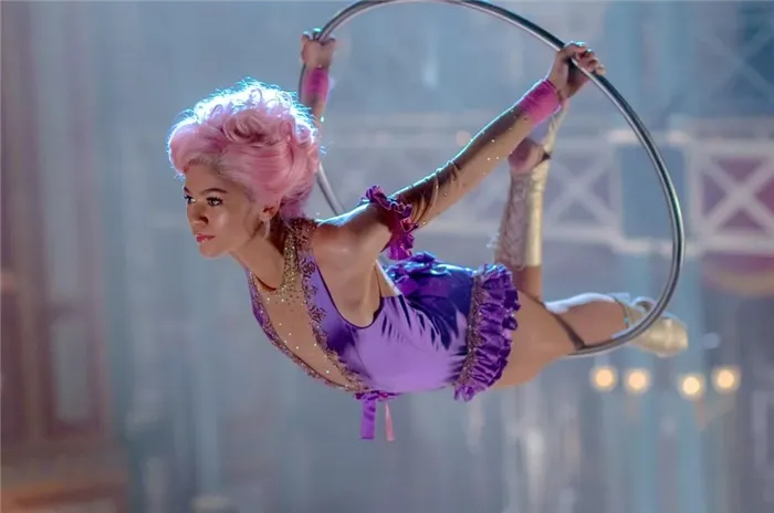 Актерка Зендая на арене цирка в роли гимнастки.