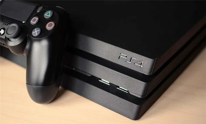Вид с угла с джойстиками PlayStation4 бок о бок.