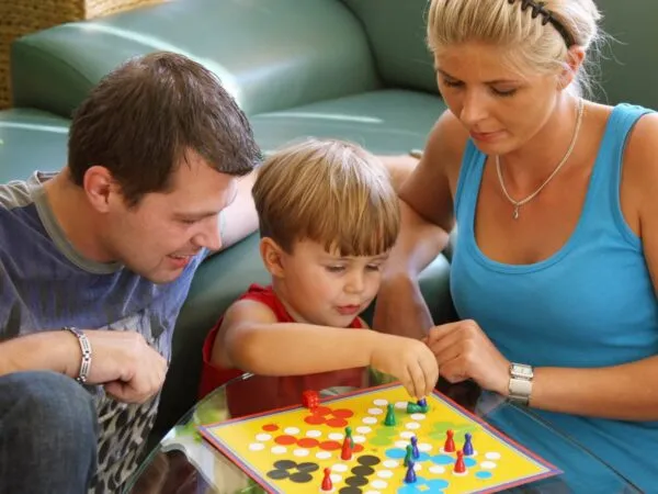 Как научить своего ребенка играть без родителей