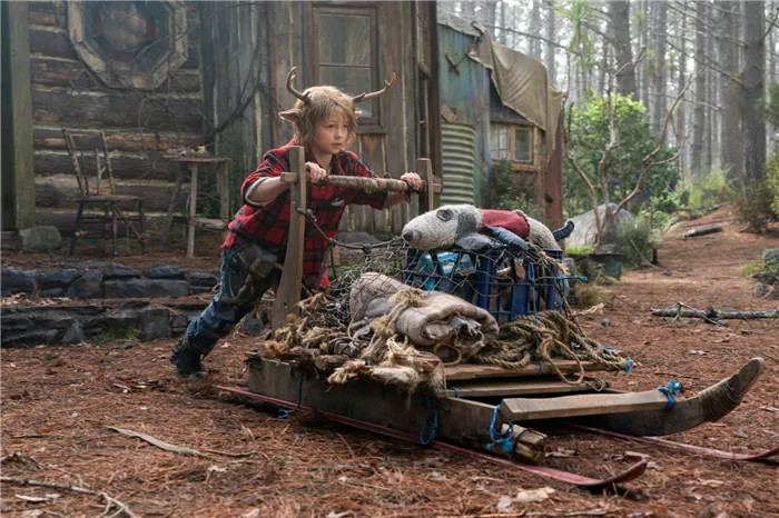 Кристиан Конвери в роли Гаса на кадре из сериала «Sweet Tooth: мальчик с оленьими рогами»