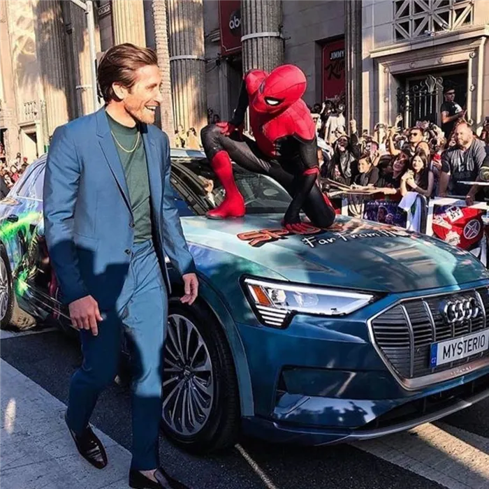 Киноактер Джейк Джилленхол рядом с автомобилем и человеком-пауком.